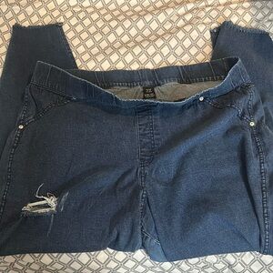 HUE 2X Distressed pull on Jeggings